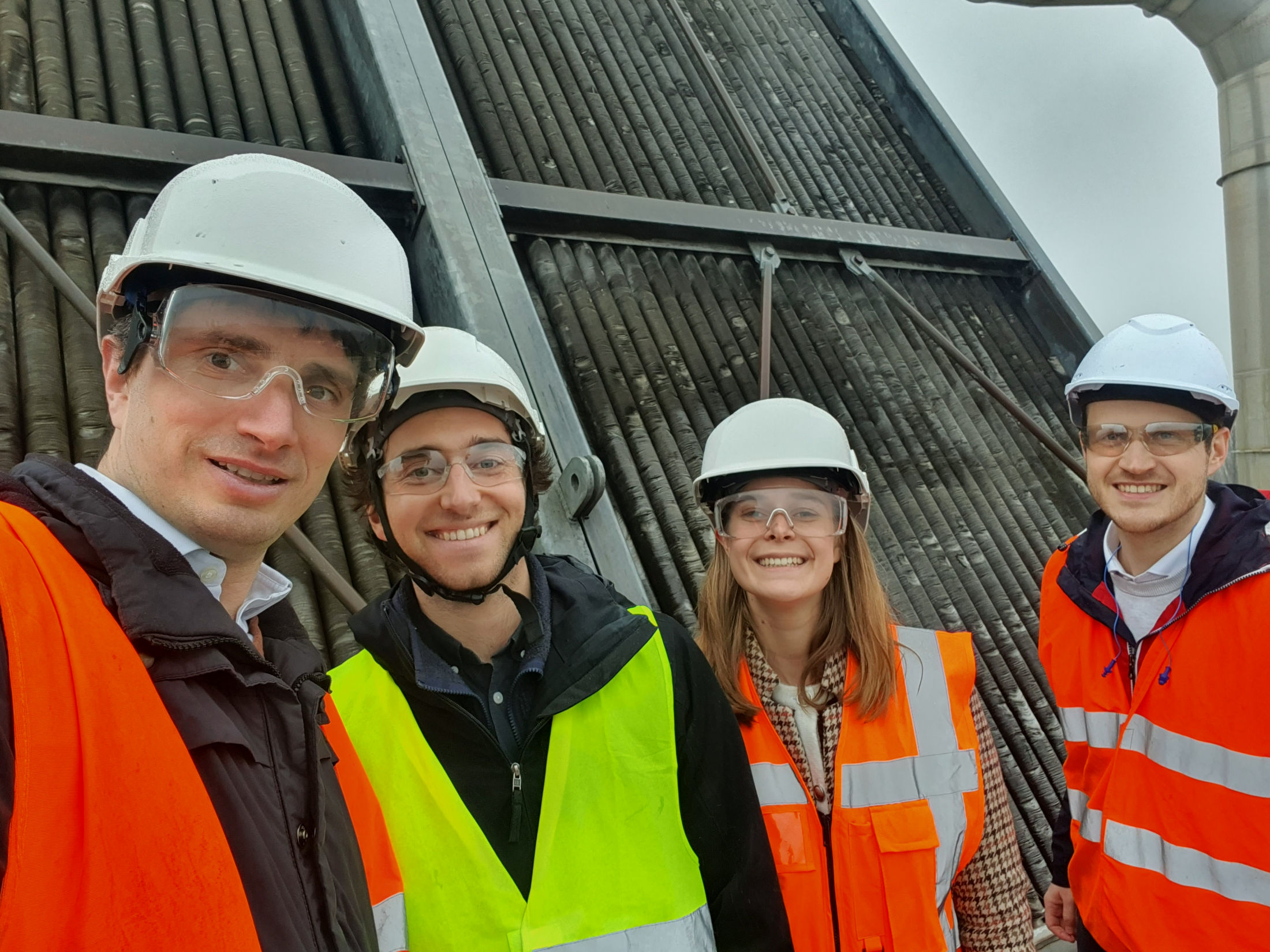Équipe Exergia en polos, bureau d'ingénierie spécialisé dans les procédés industriels et la performance énergétique.