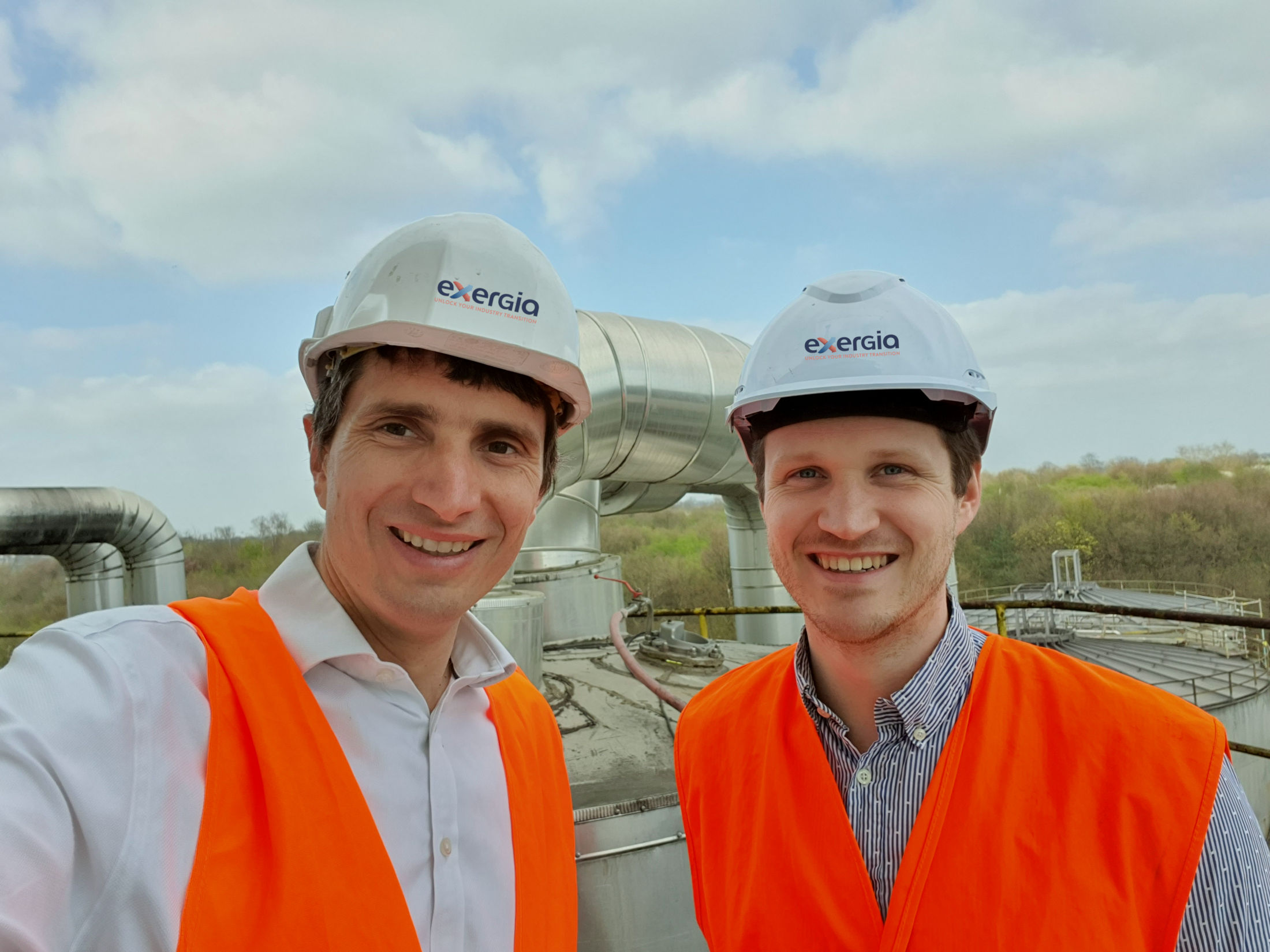 Équipe Exergia en polos, bureau d'ingénierie spécialisé dans les procédés industriels et la performance énergétique.