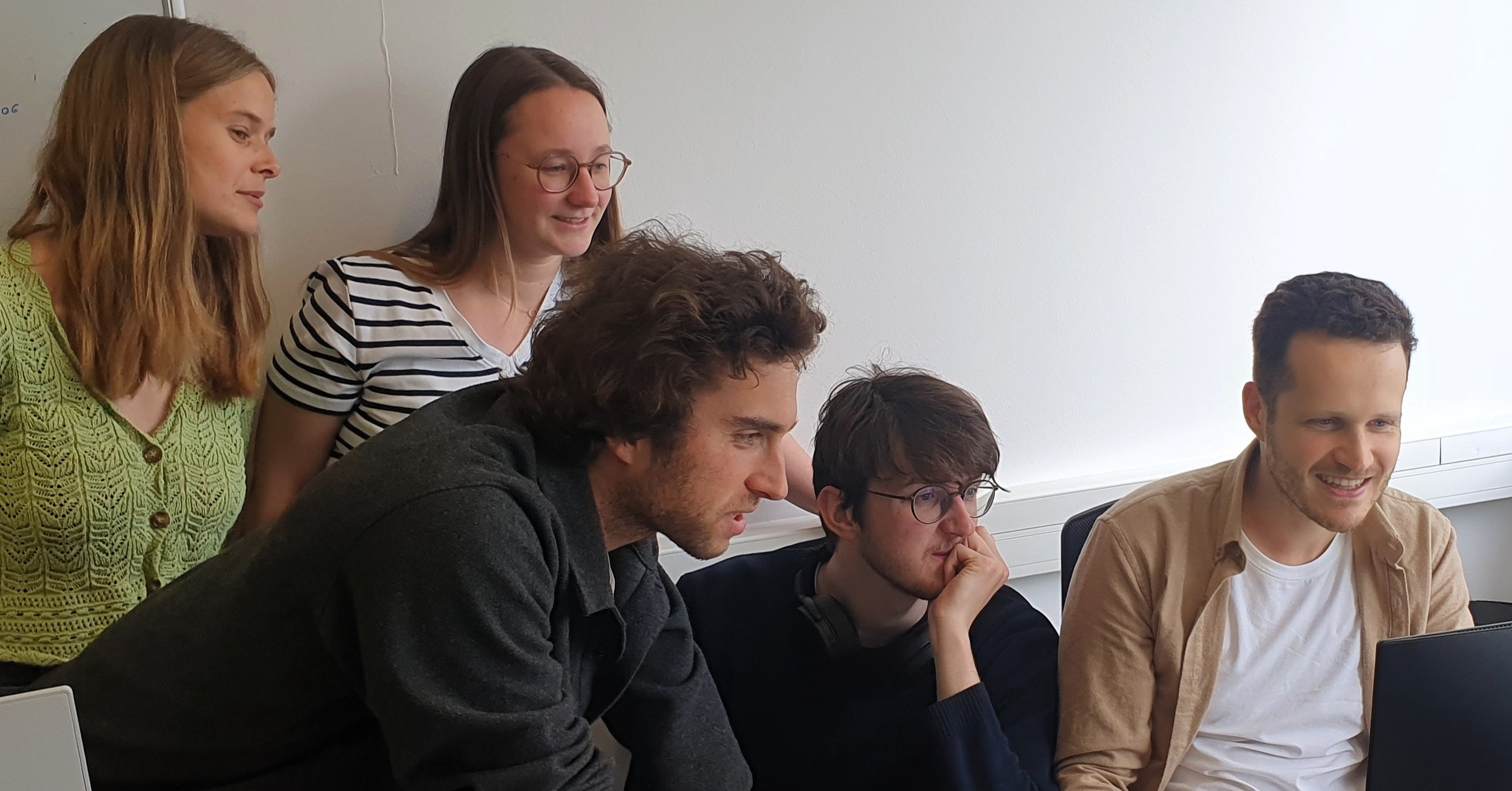Équipe Exergia travaillant sur le développement d'un projet industriel avant consultation fournisseurs
